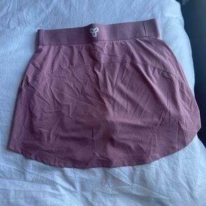 Aritzia tnamove rally skirt